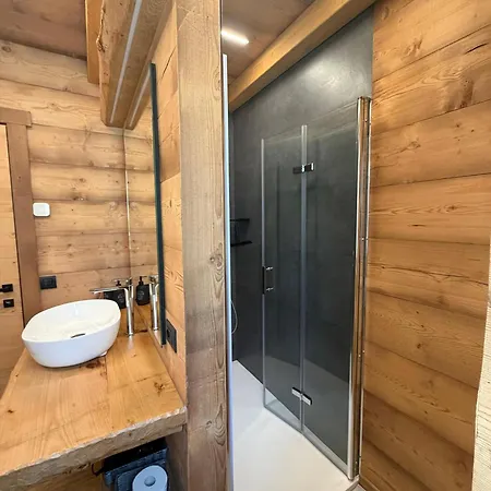 Casa vacanze Skywood Chalet, Panoramic Mountain And Views Mello